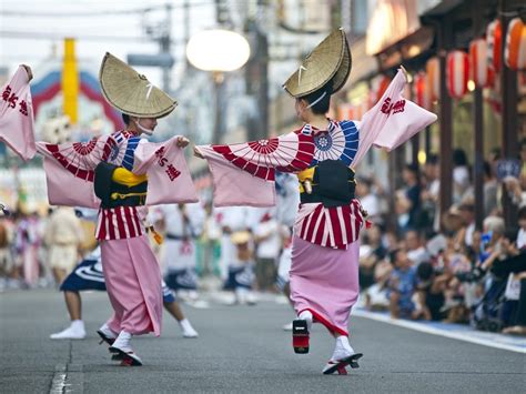 キュレーター 有名 日本人 - キュレーターの役割と日本の文化における影響